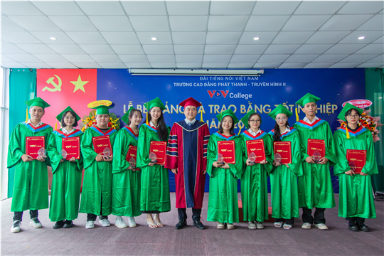 Hình tốt nghiệp khóa 2021 - 2023